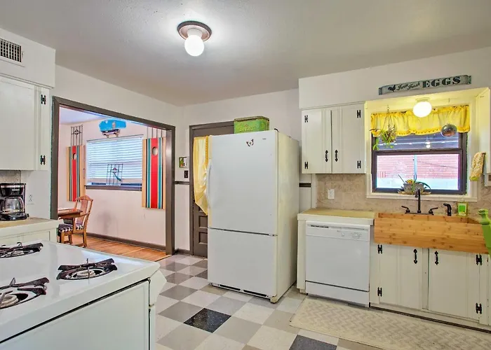 Holiday home Fenced Yard! River District Gem 5 Mi To Stockyards Fort Worth