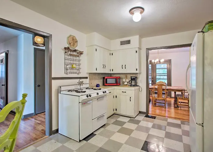 Fenced Yard! River District Gem 5 Mi To Stockyards Holiday home