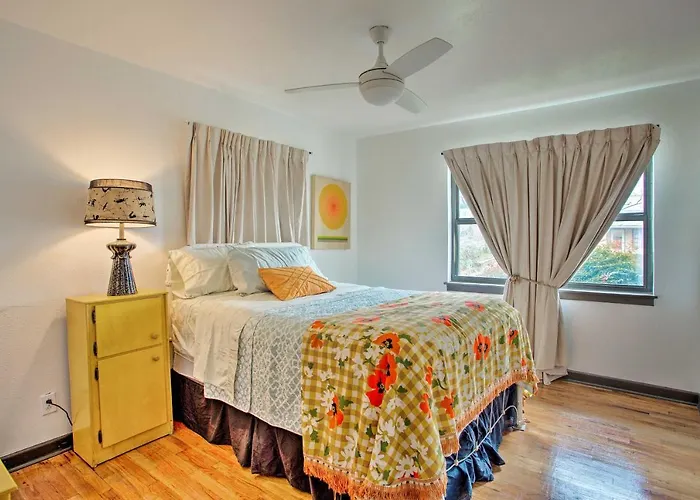 Fenced Yard! River District Gem 5 Mi To Stockyards Fort Worth